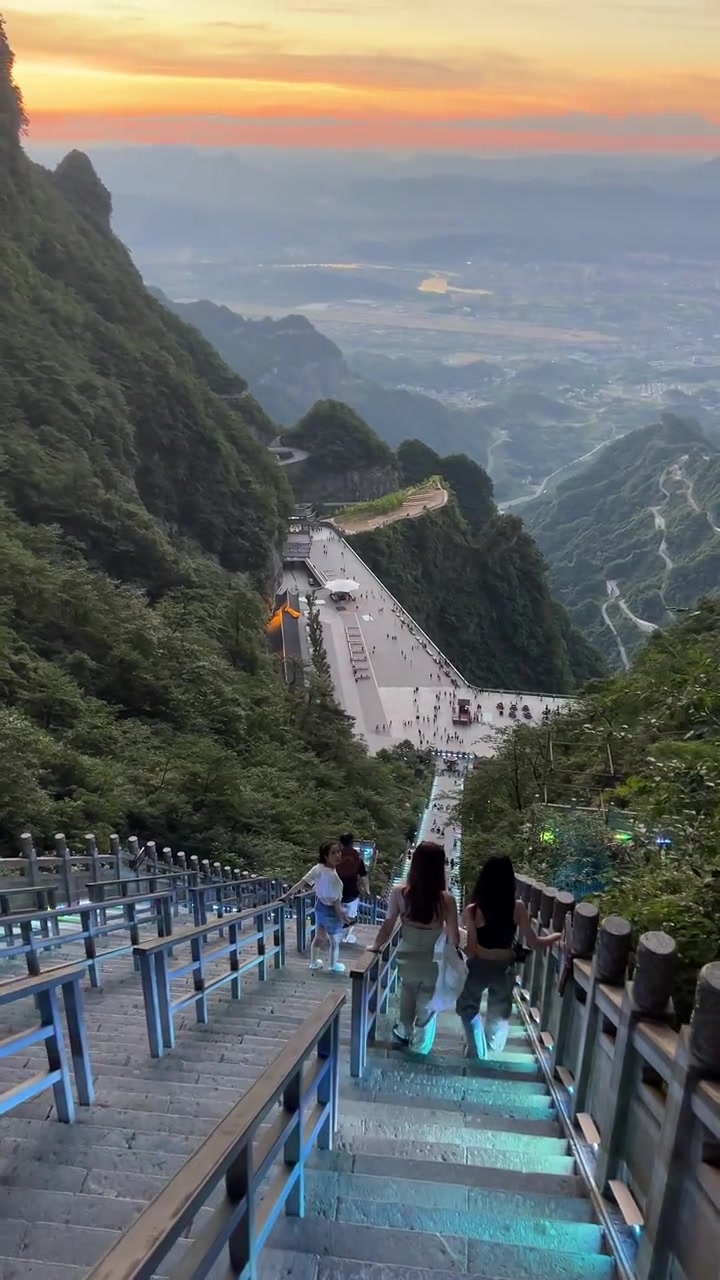 走999天梯,独揽明月闯天涯 张家界天门山 999级天梯