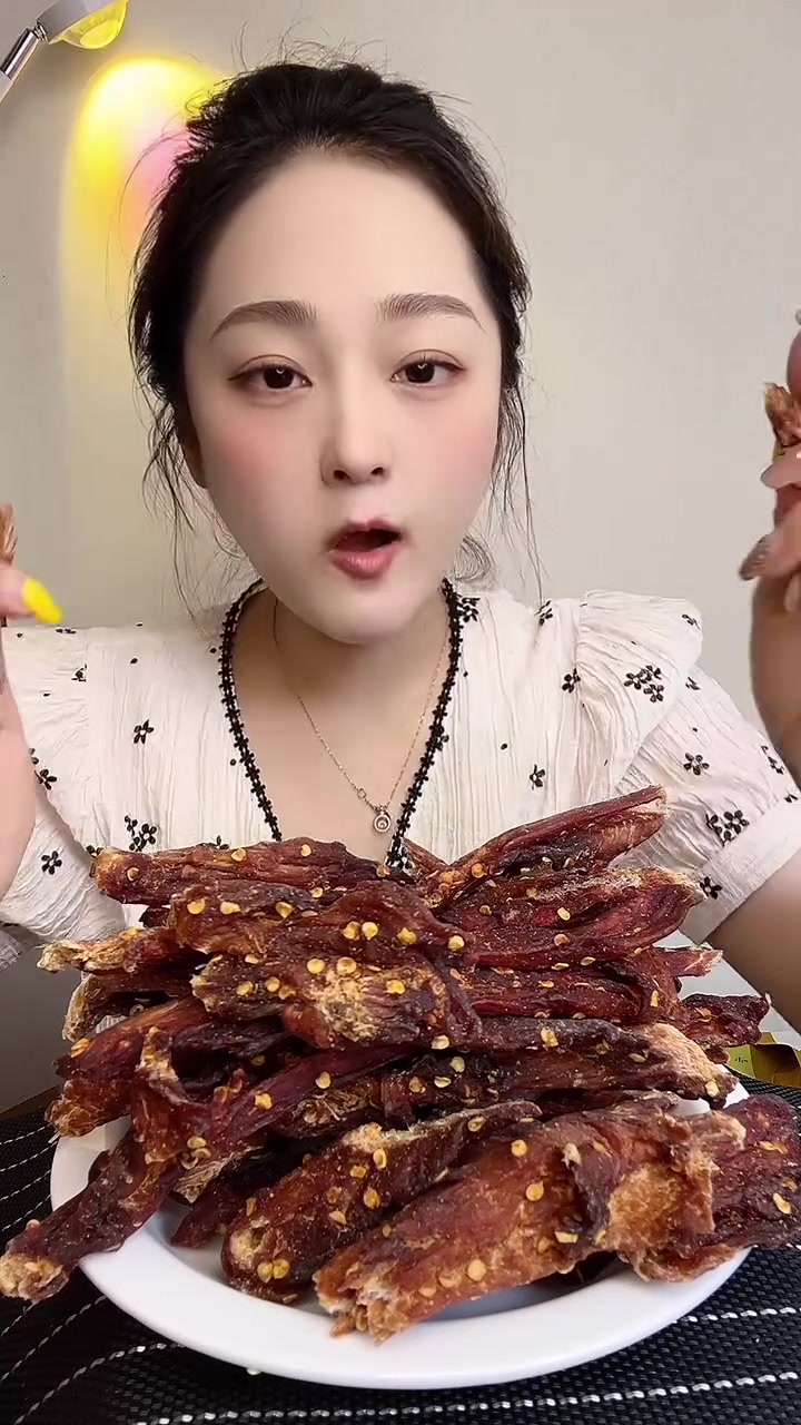 干香干香的鸡肉条,每天都想嚼两根,越嚼越香丝丝入