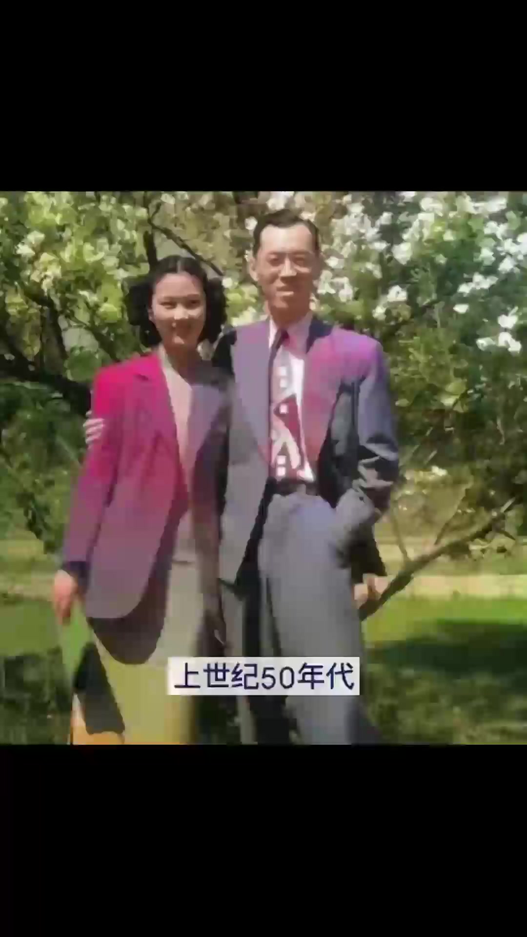 这是徐志摩儿子,儿媳的一张合影,婆婆张幼仪为俩人婚姻保驾护航