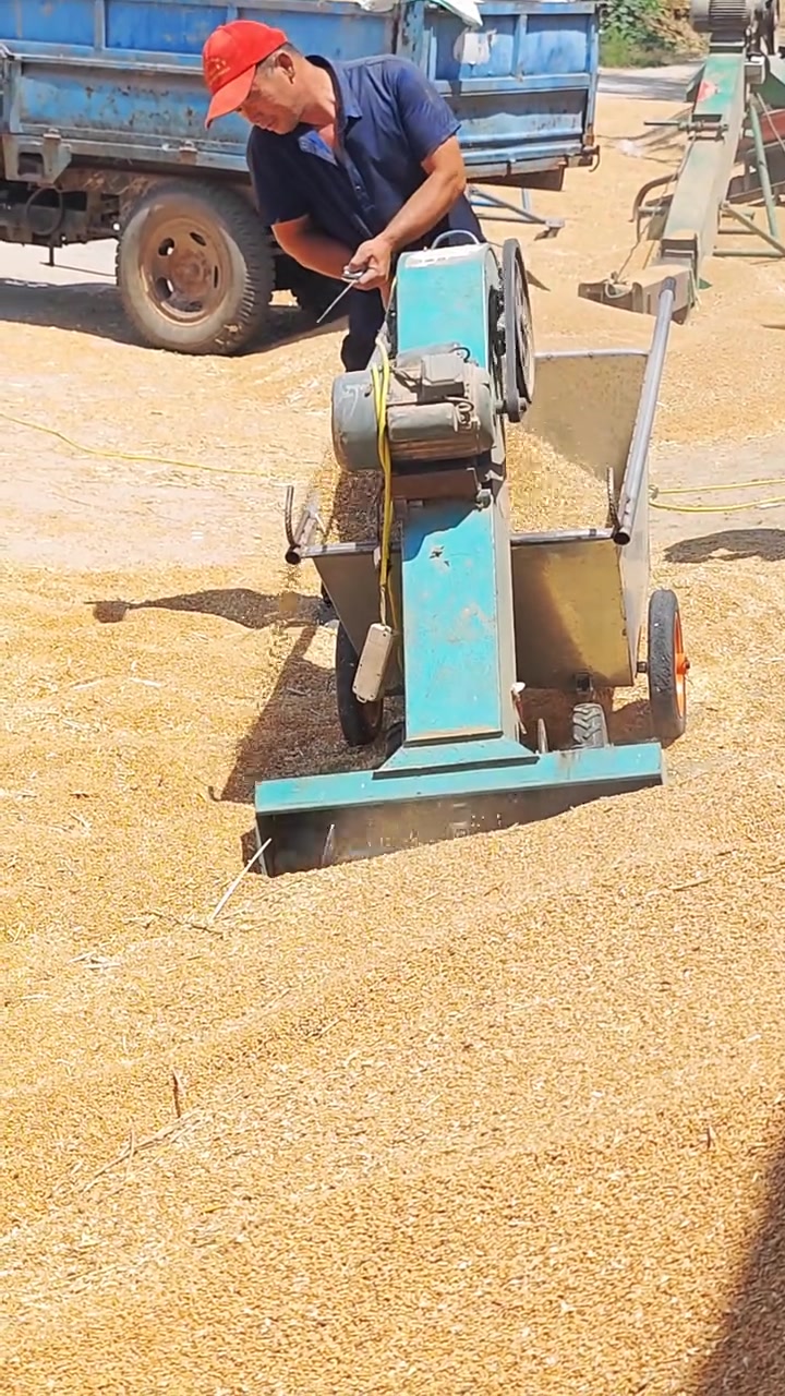 无线遥控前进后退的扒谷机扒粮机扒渣机,下乡收粮食使用的小扒机