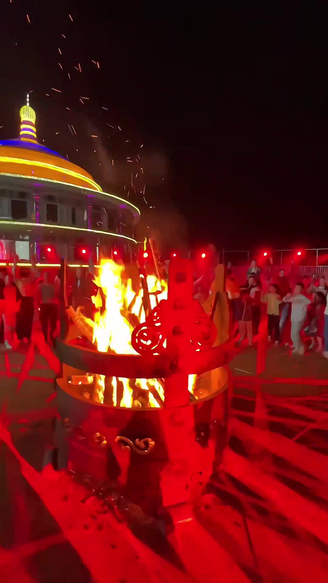 现在是晚上十点 我在呼伦贝尔大草原上参加篝火晚会 想分享给你们 祝