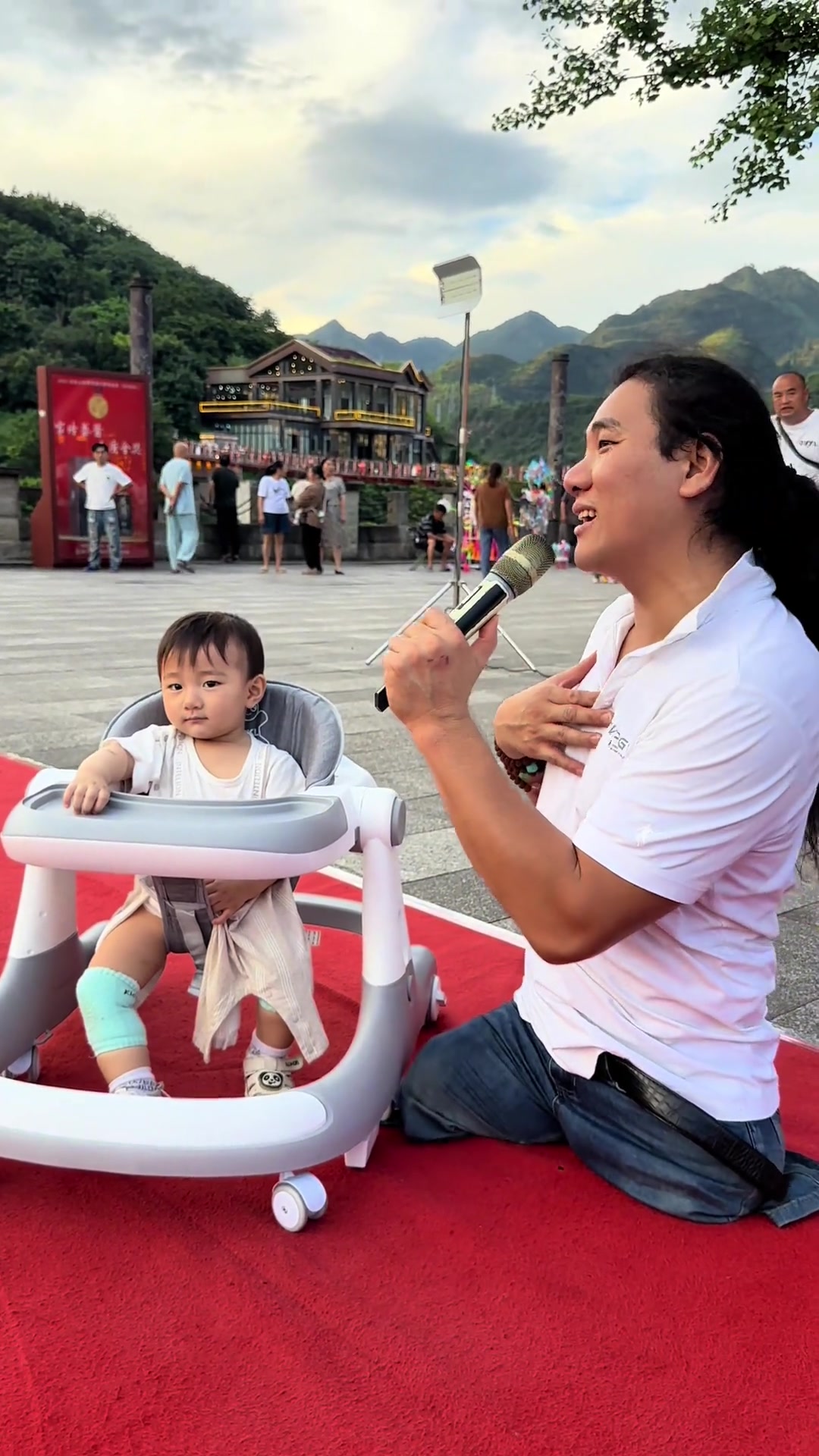 萌娃 宝宝听我唱歌的表情太可爱了