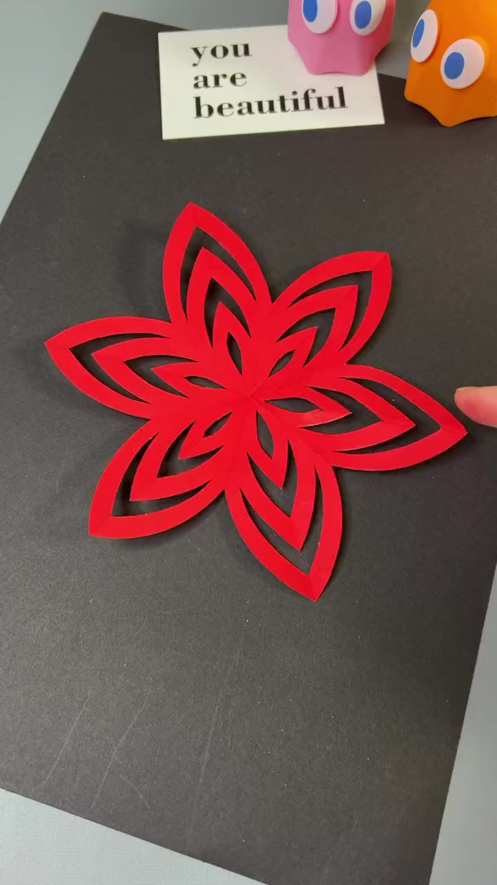 六条弧线就能剪好看的窗花,非常简单,快试试吧