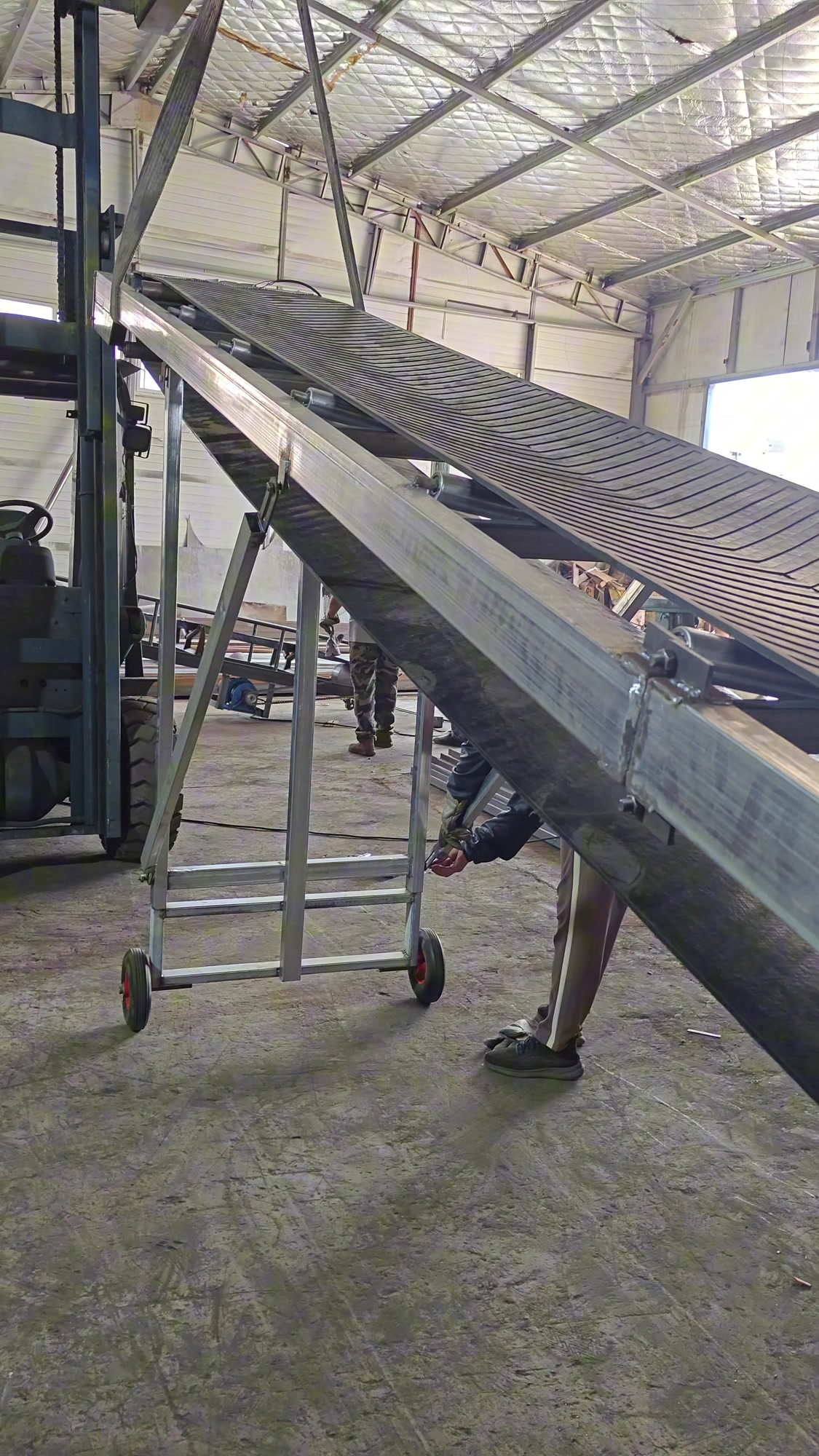 散块料装车皮带机 木材厂装车输送机 花纹橡胶带式运输机