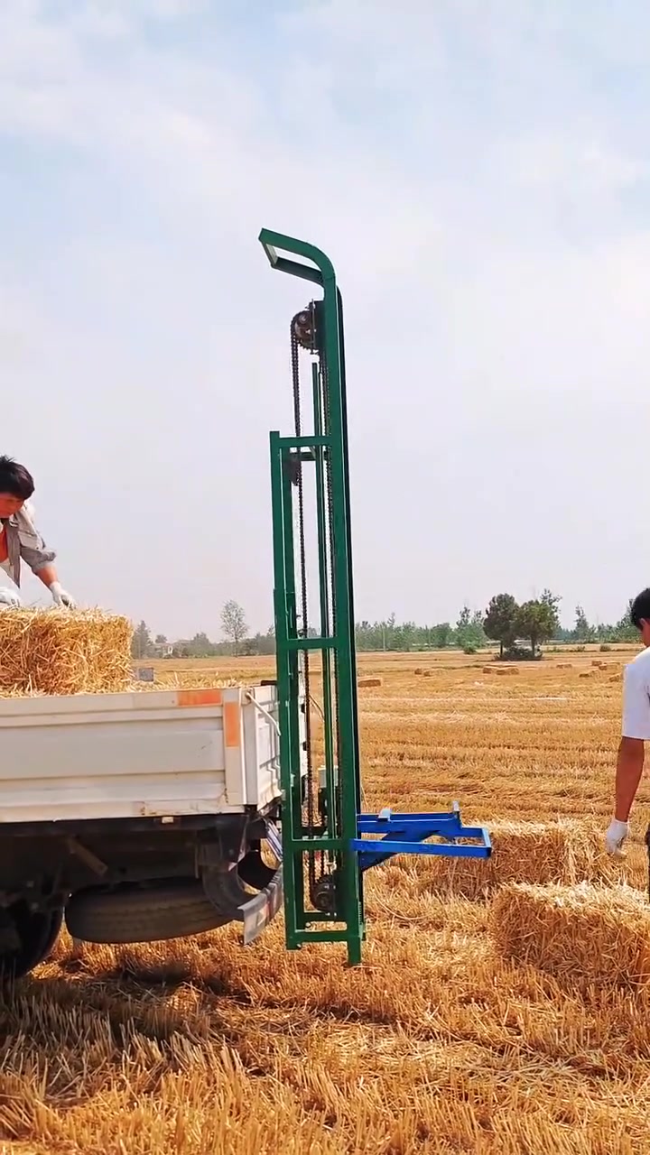 方捆装车机草捆装车机24伏电瓶带动的玉米秸秆装车神器草包装车提升机