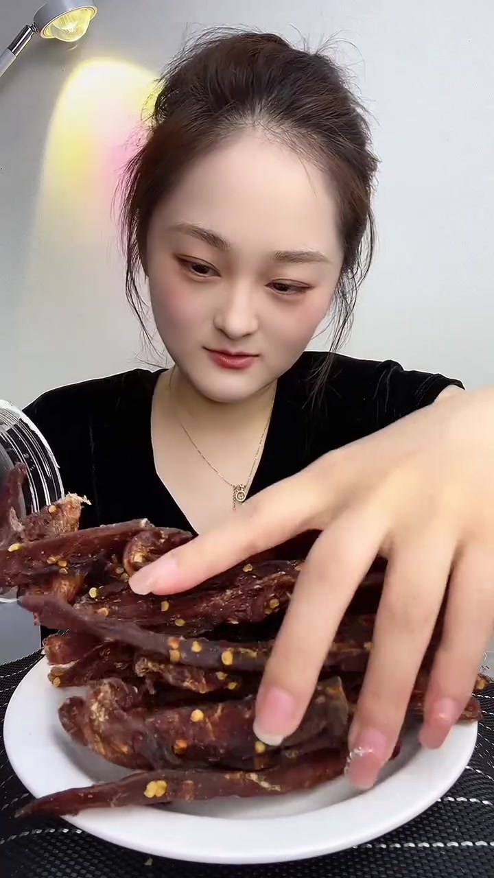 这是一斤的份量,很足,干香干香的,真的很好吃,麻