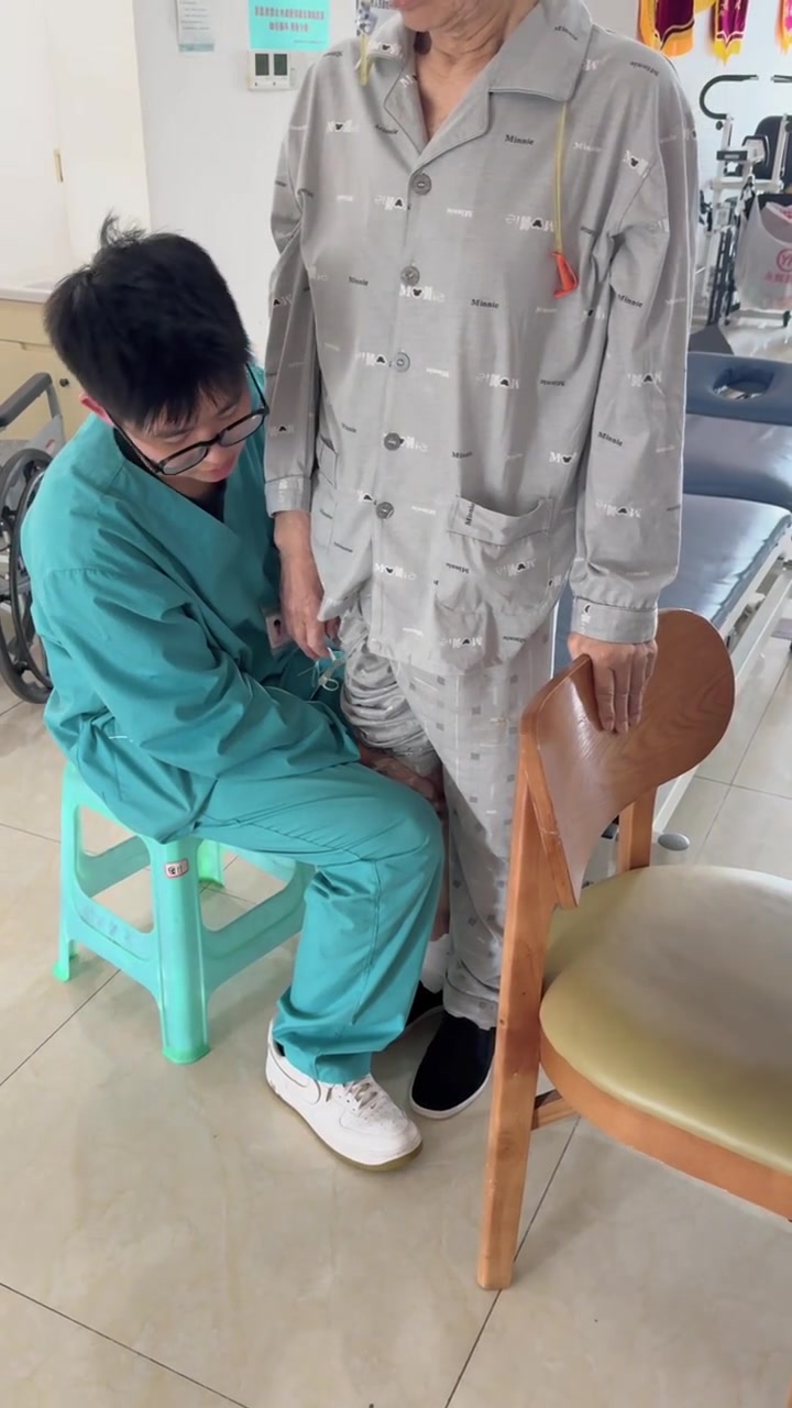 重庆神经康复医院 腿脚无力 站不稳 站立平衡训练 重庆康复中心站立