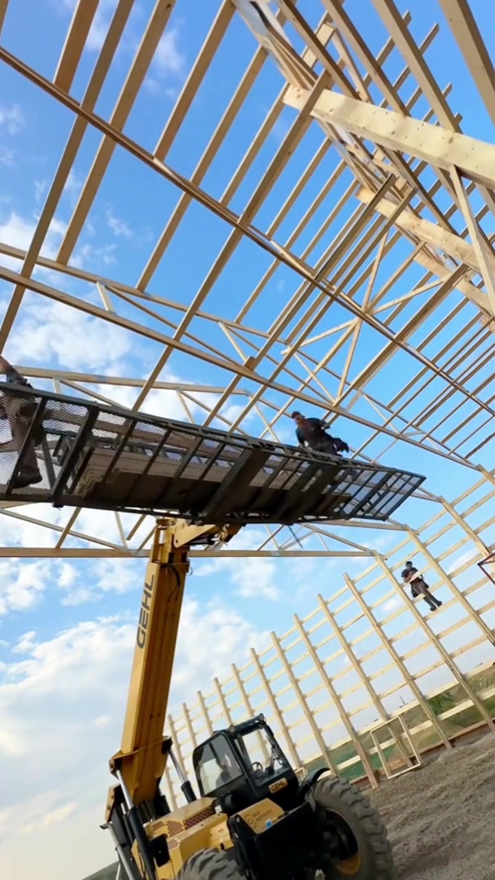 木结构房屋建造 过程(二) 边框固定以 后开始搭 建预制好的屋顶桁架