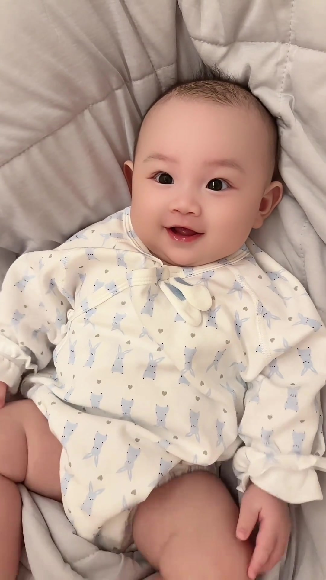 接大眼睛双眼皮可爱宝宝