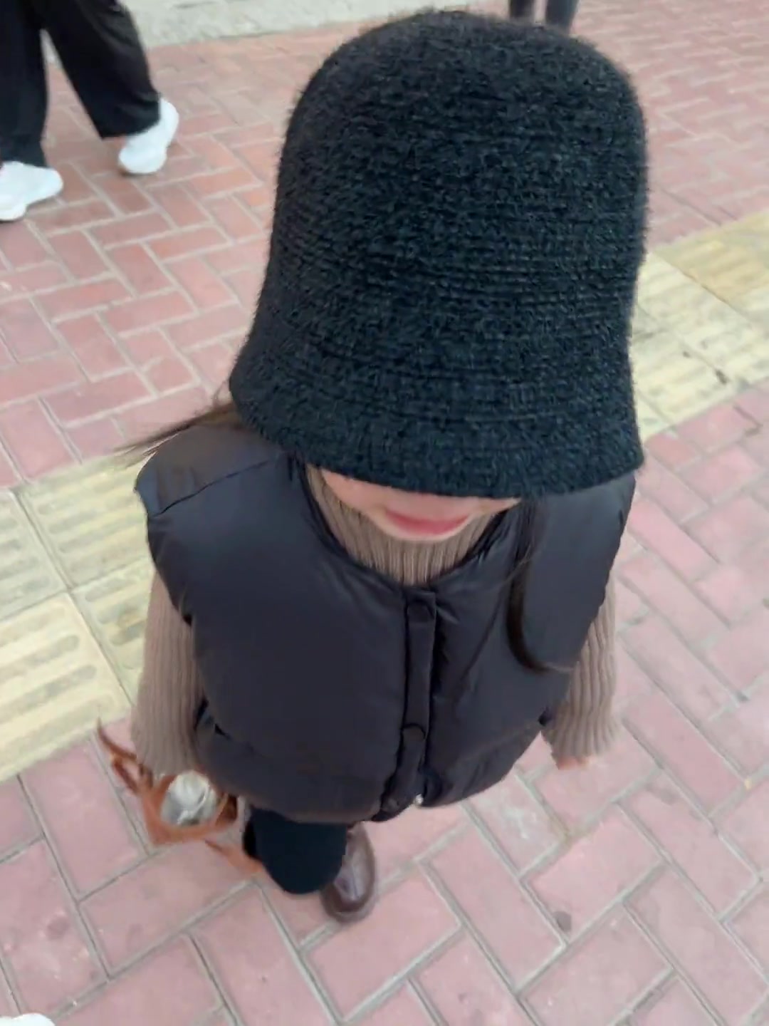 路边有个小女孩哭的好伤心