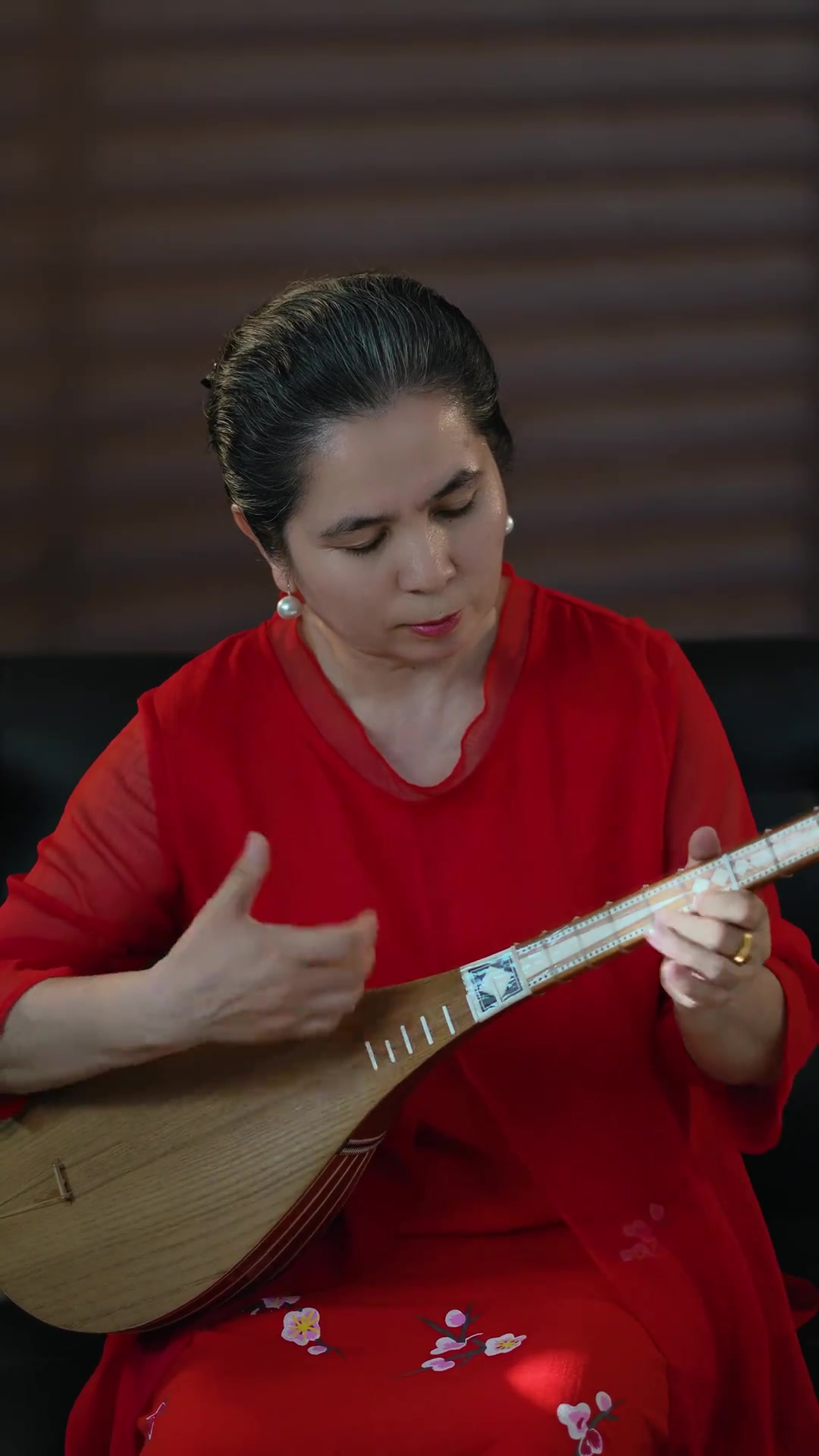 将茶倒到茶碗里作词:阿布里克木·艾山作曲:赛努拜尔·吐尔逊