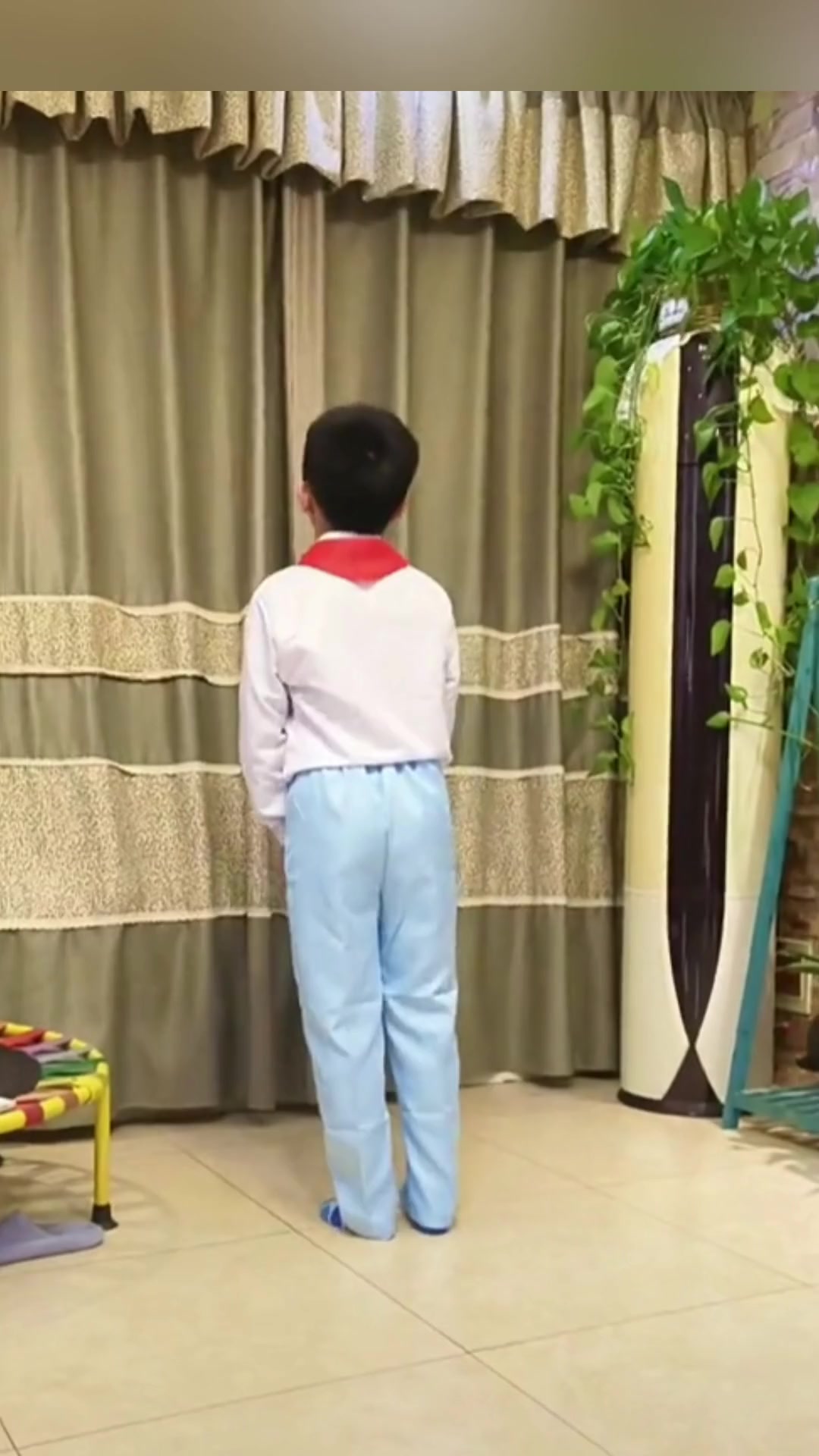 简直一模一样,精神头十足