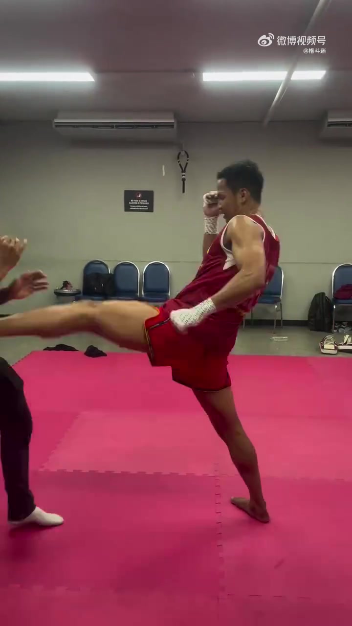 苏波邦的杀手锏,正蹬腿和前腿高扫,高扫踢上头太丝滑了!