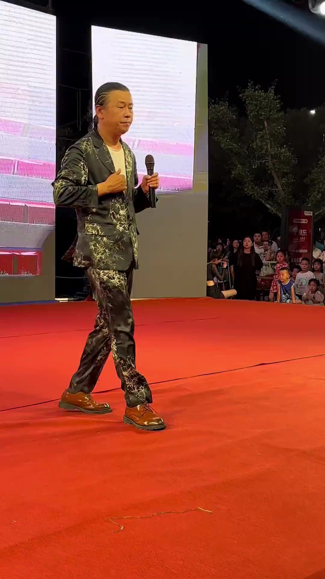 付飞社渭南蒲城现场演唱《爹娘的恩情还不够》渭南粉丝太热情啦!