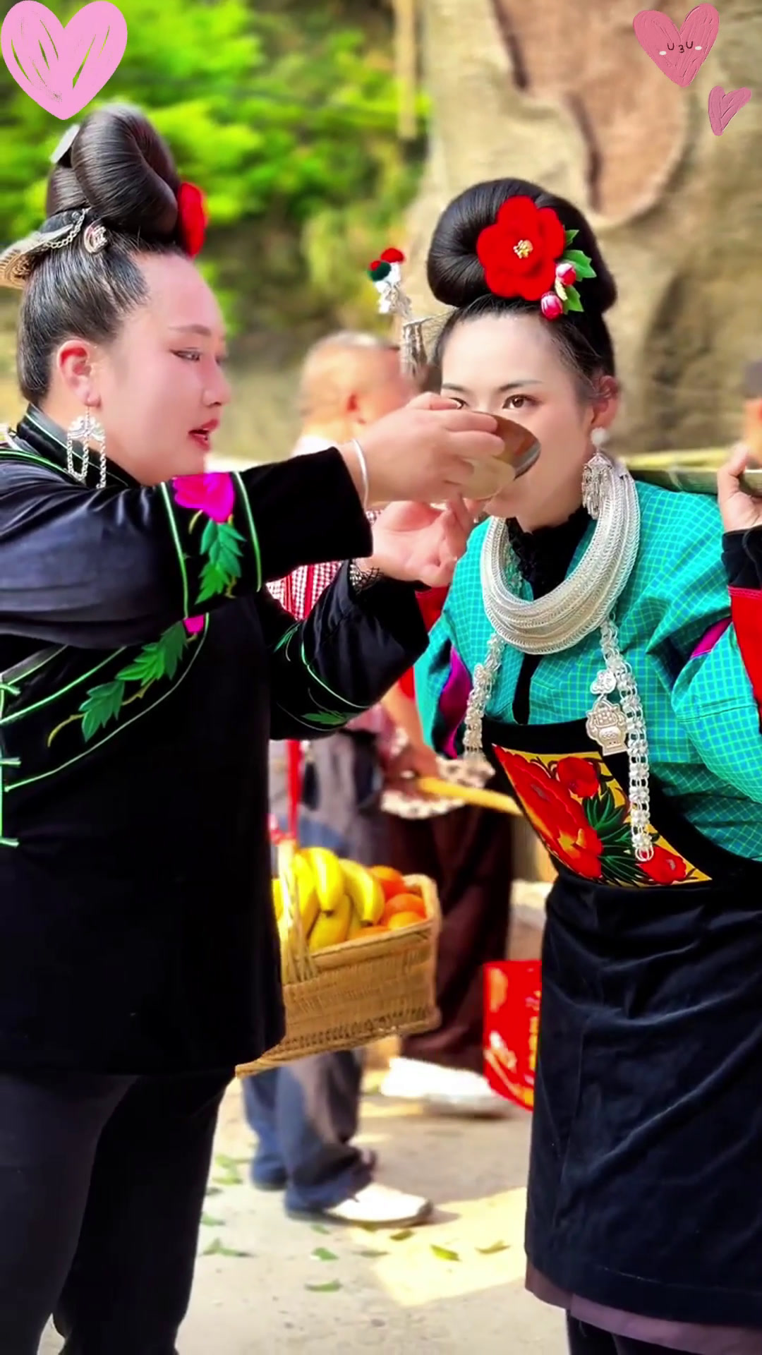 拦门酒:是苗寨的一种古老习俗