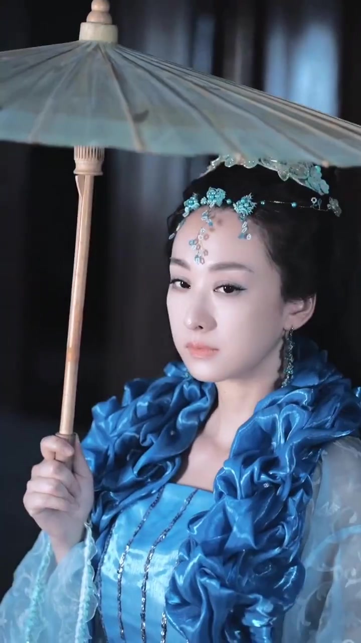 穆婷婷连眼神也和当时一模一样,真真正正的从内到外的复刻