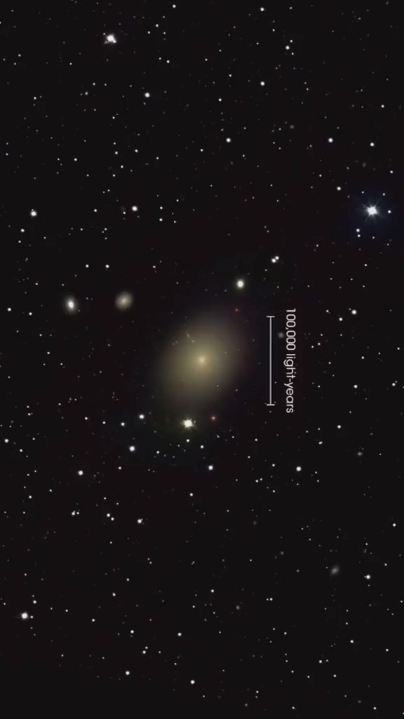 m87星系黑洞距离地球5500万光年,质量约为太阳的65亿倍,它核心区存在