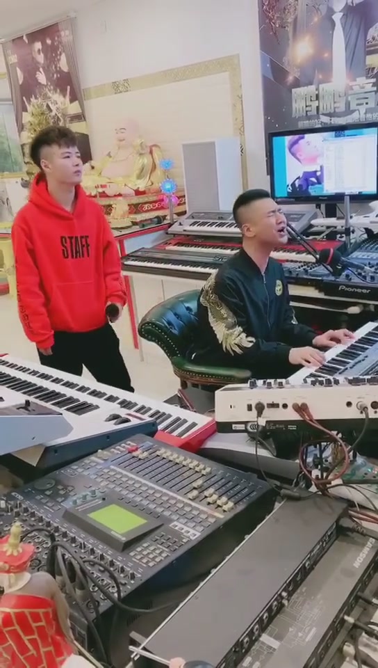 杨小壮和鹏鹏音乐现场合作的口是心非