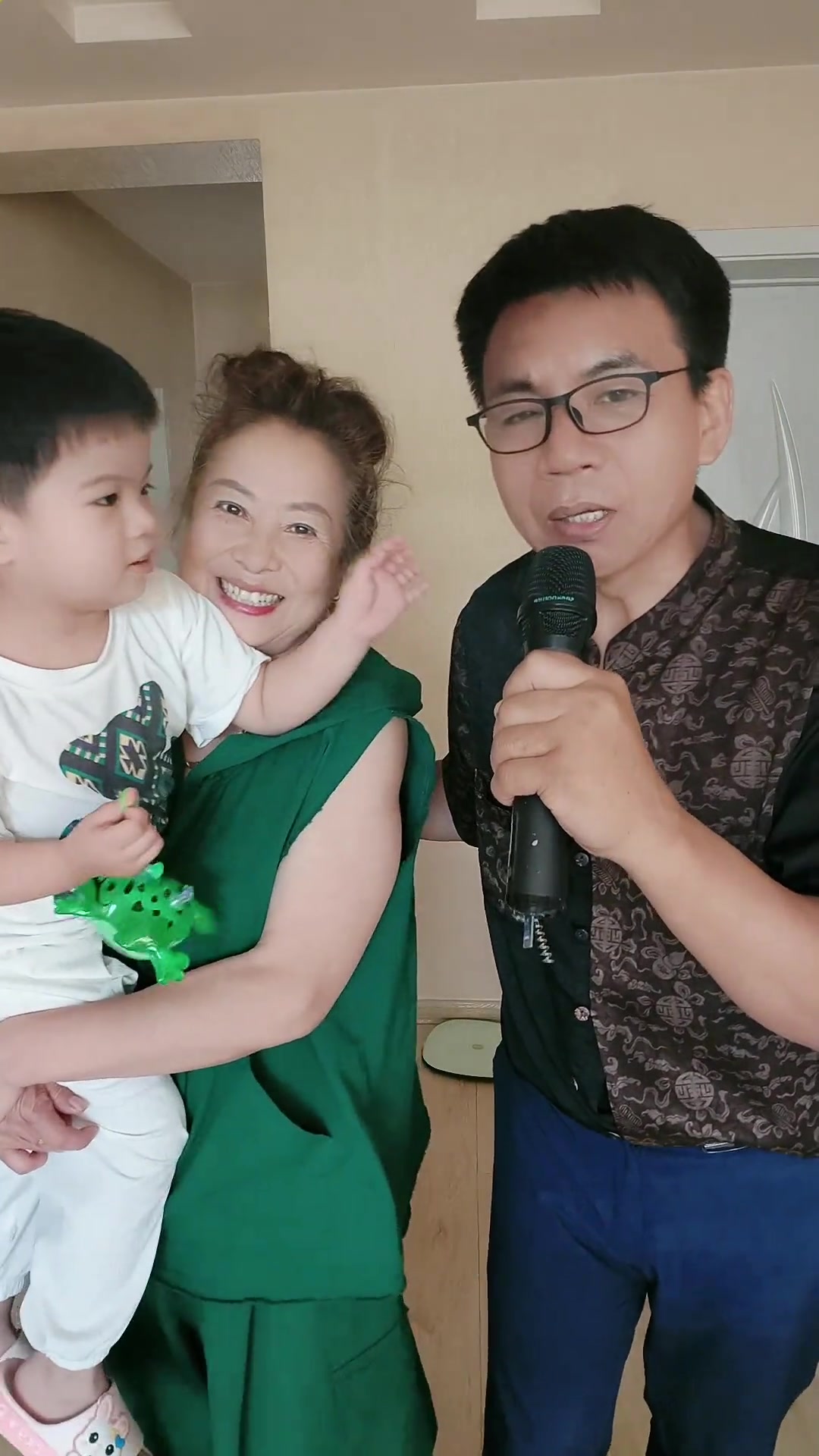 张志波和丈母娘给大家唱个歌