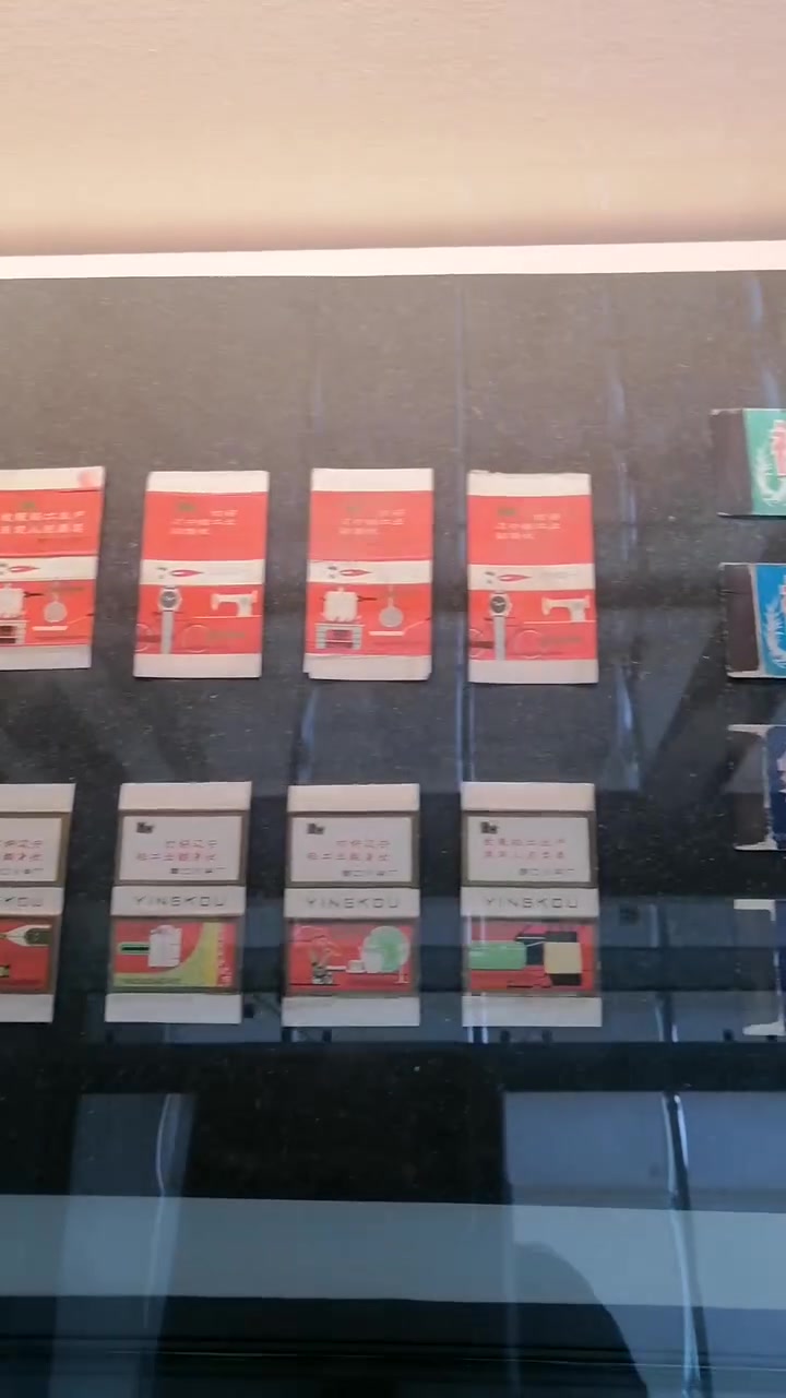 参观本地的烟标展览