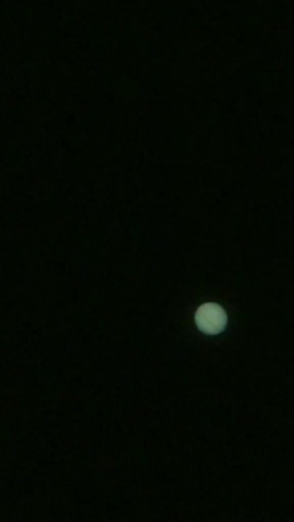 厚厚的云层遮住了木星,云层飘过木星忽明忽暗