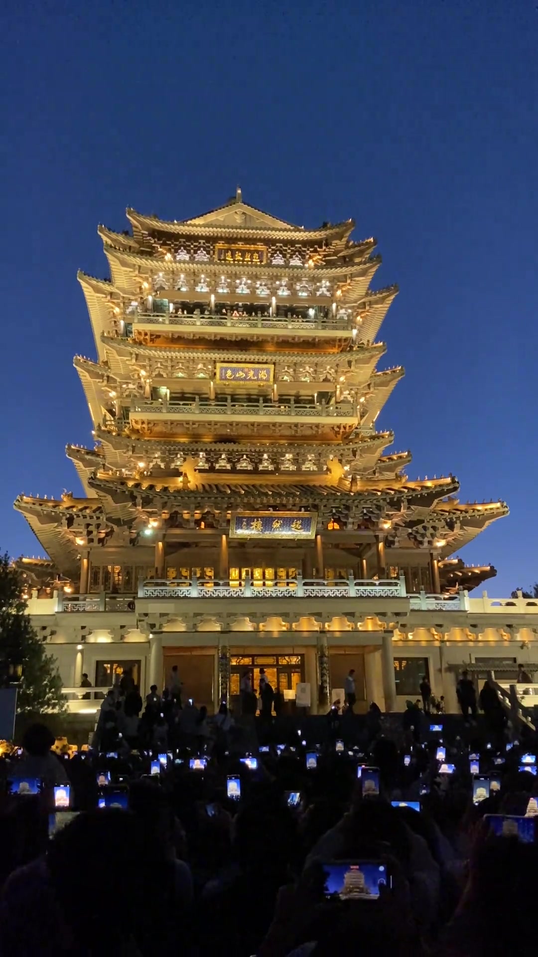 超然楼:城是济南城 湖是大明湖 楼是超然楼 一眼千朝越古今超然楼