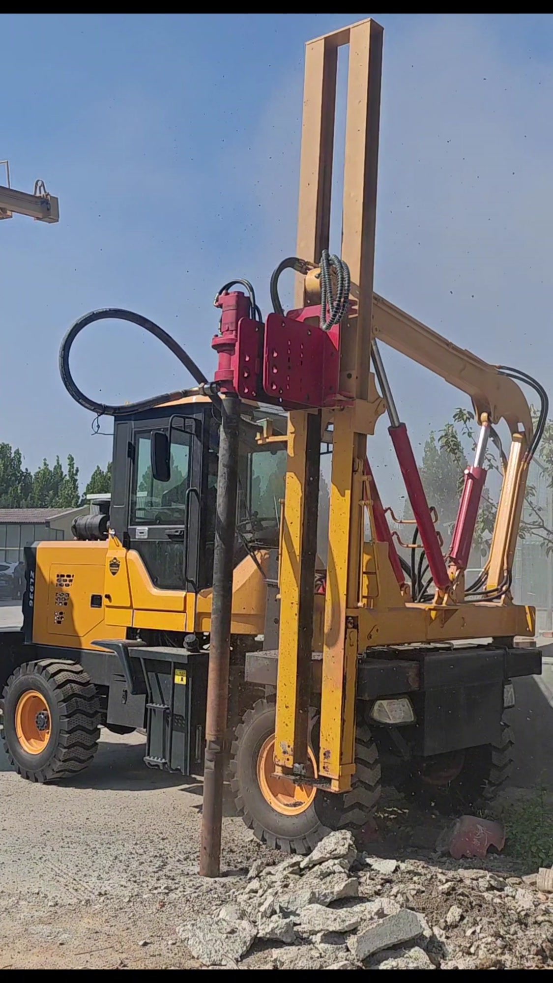 护栏打桩机正在施工的视频