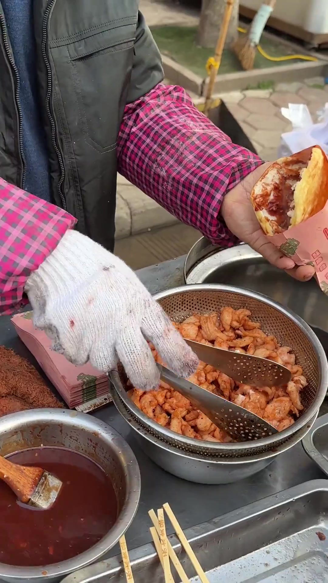 路边摊里脊肉饼 北方的小吃馍夹肉!只要6元一个!