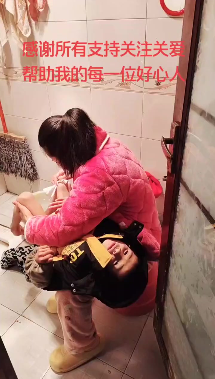两个孩子生并难自理是事实,时不时还拉裤子