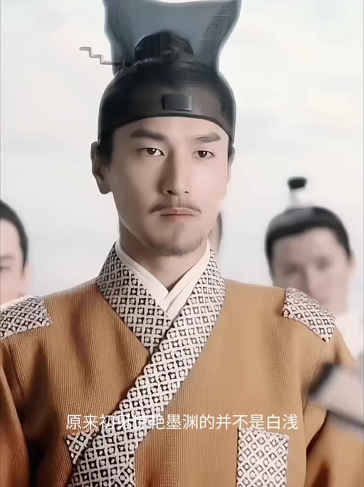 其实初见惊艳墨渊的不是白浅,而是长得像少绾的白浅.白浅生来就