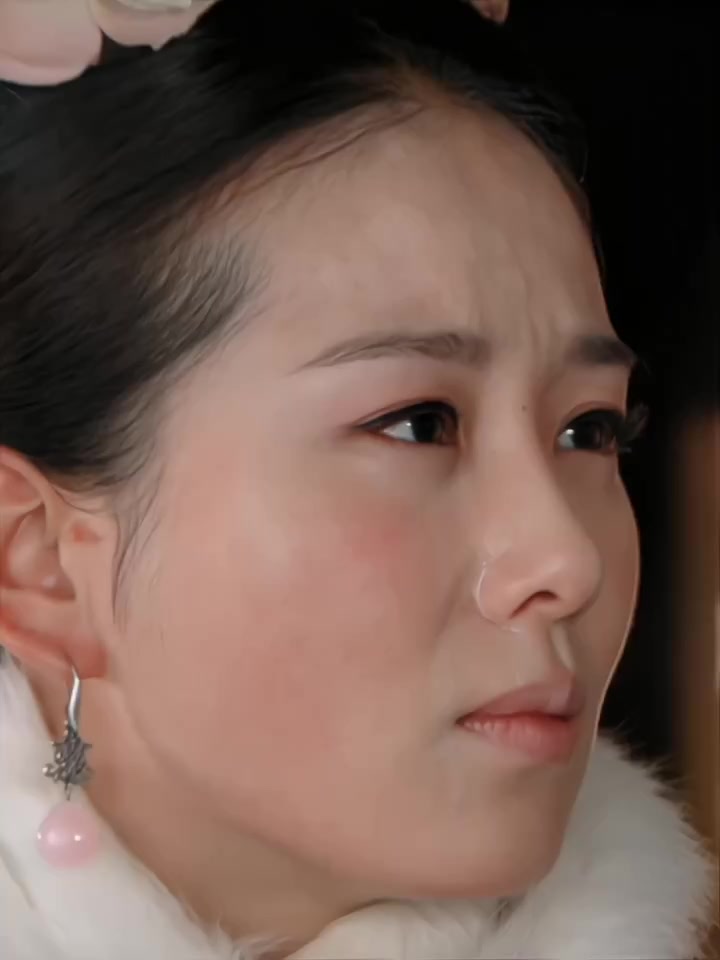 其实若曦对十三的亏欠早已还完了,十三在养蜂夹道落下终身腿疾