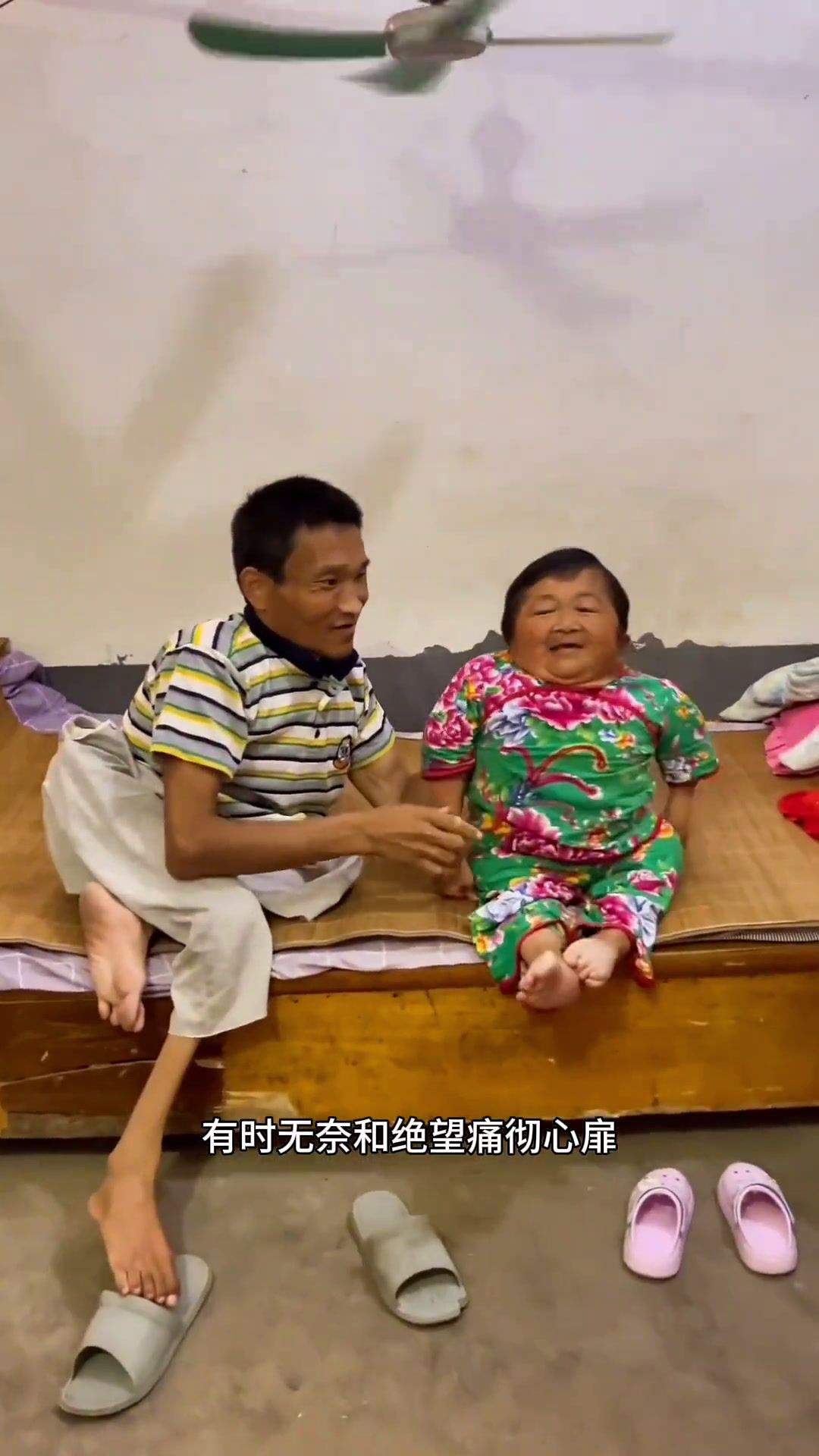 一岁时发高烧导致小儿麻痹症,从此双脚无法行走,全靠双手支撑着行走