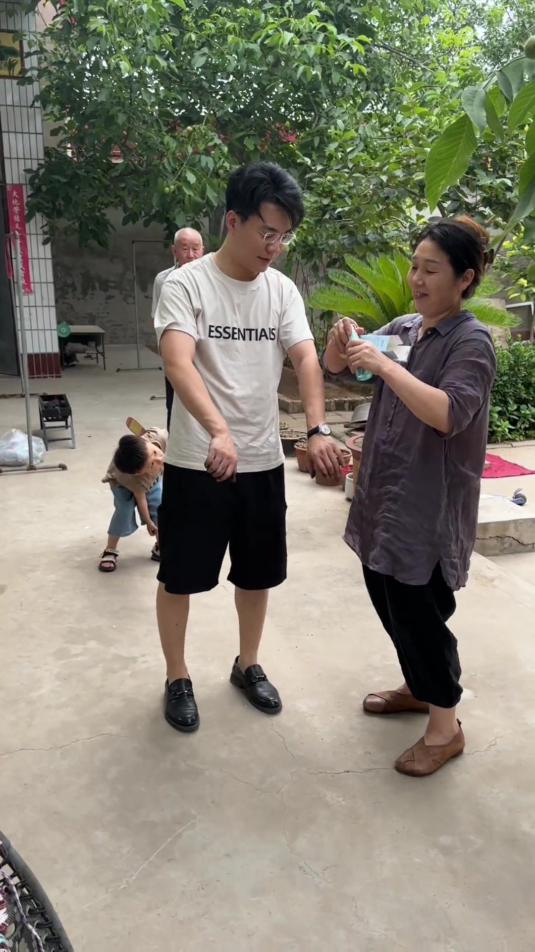 回老家了,孩子们特别开心老爷子老太太看见三个孩子高兴的一直乐呵呵