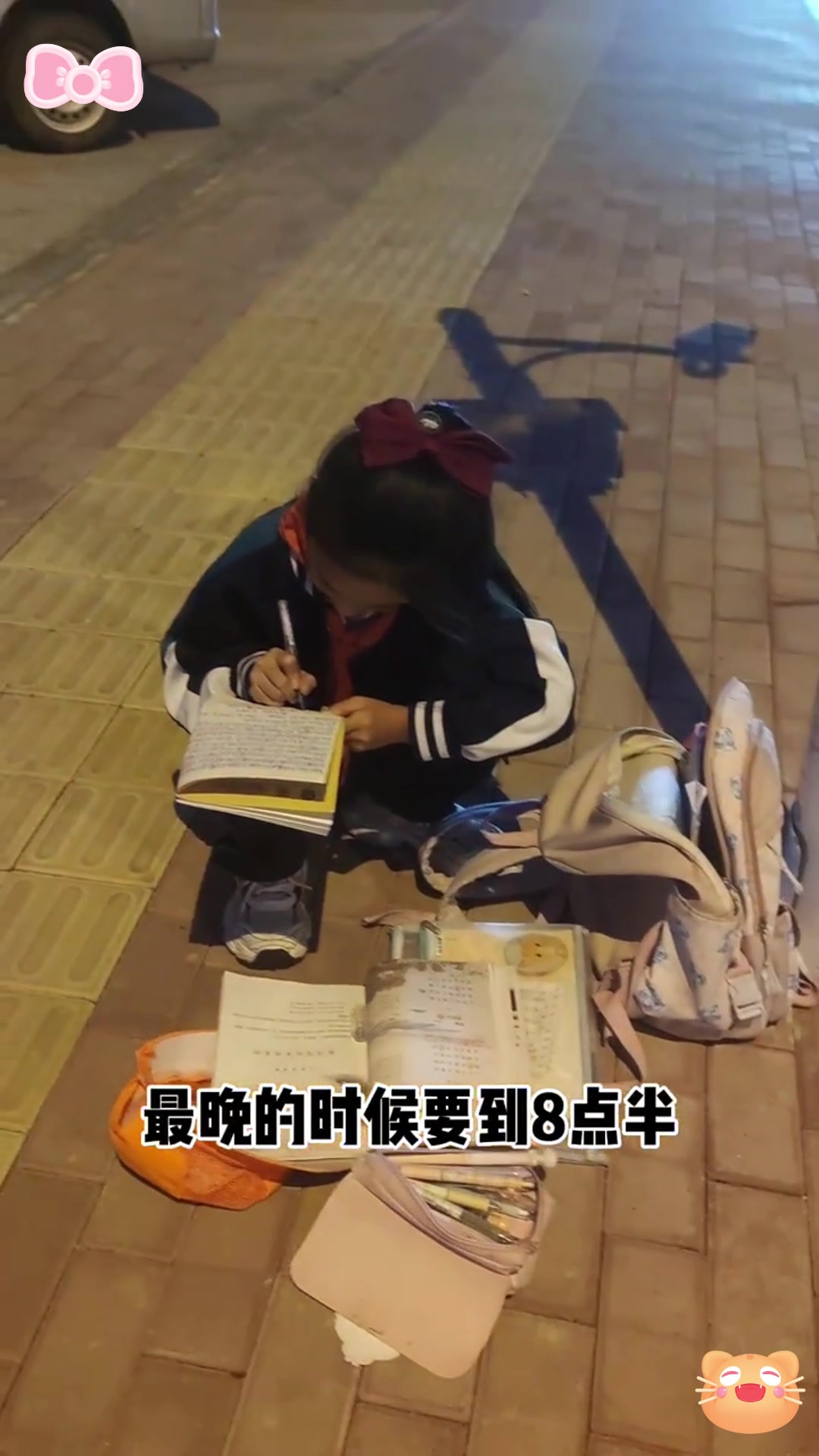 小姑娘在路灯下写作业