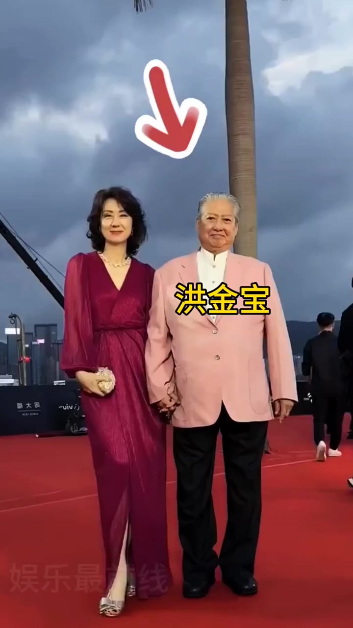 洪金宝夫妻出席某活动