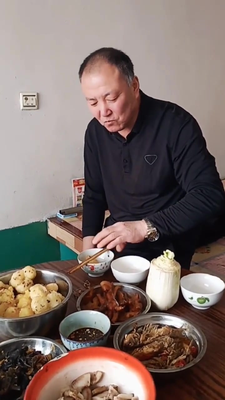 大伯子不敢说硬,可能是兄弟媳妇太调皮了吧!哈哈