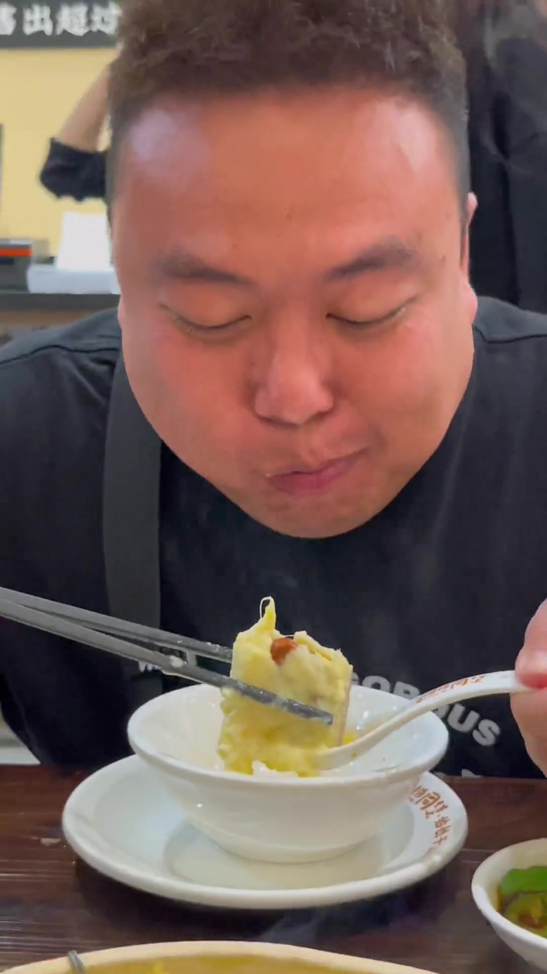 人这辈子一定要有个臭味相投的朋友陪你一起去吃这一顿