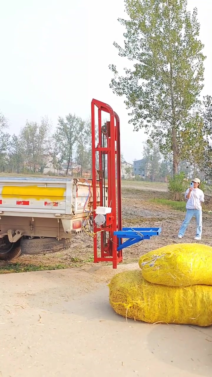 玉米秸秆装车神器草捆装车神器草捆提升机,24伏电瓶带动的装车机装草