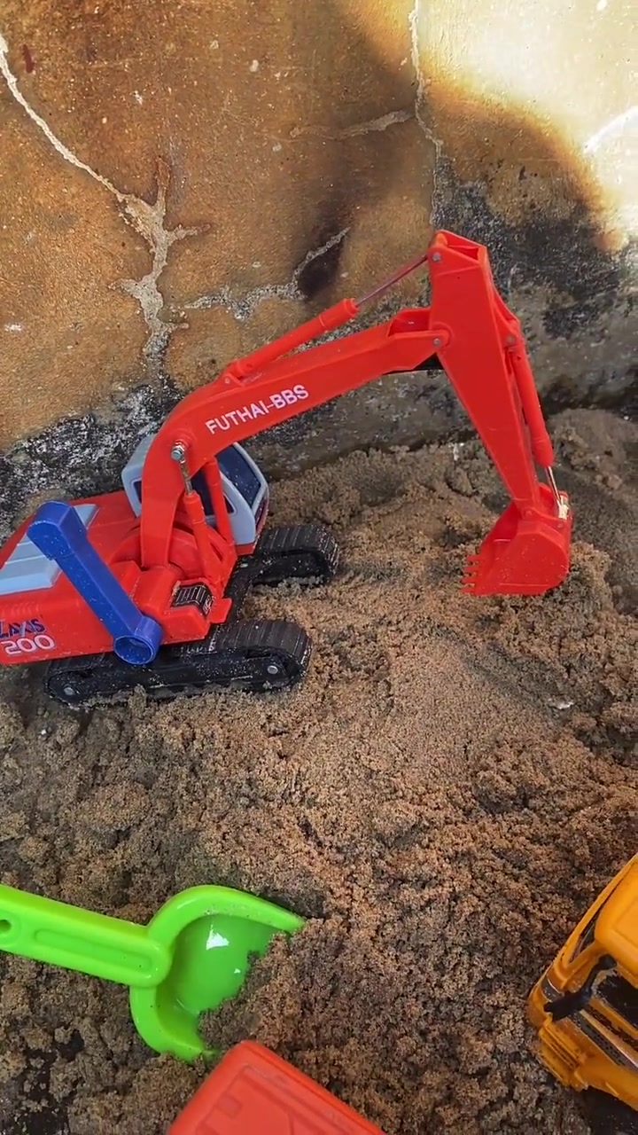儿童电动挖掘机挖沙
