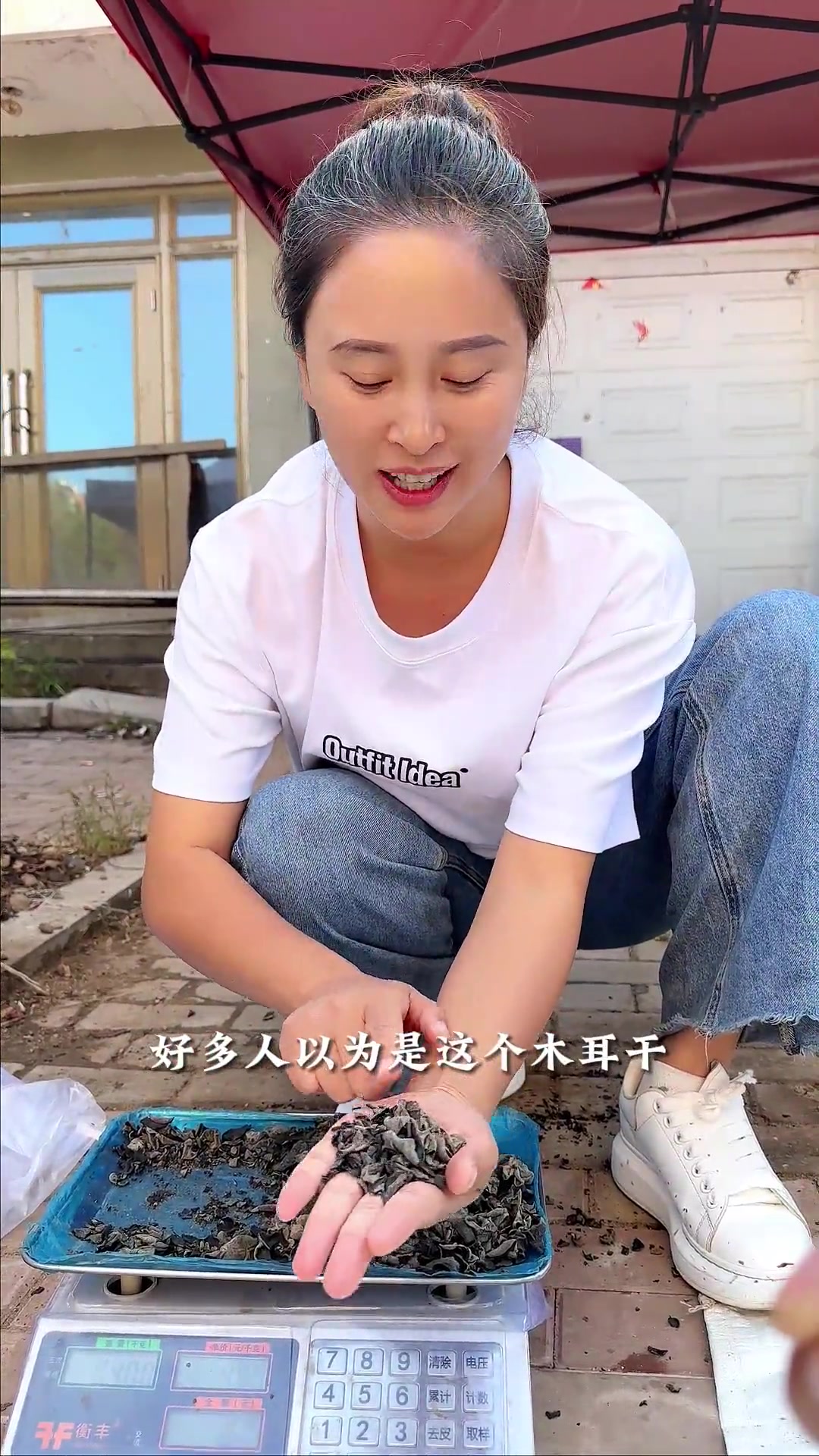 今天去摆摊卖我收的头茬森林木耳.