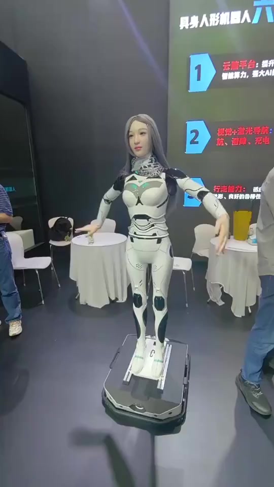 人形美女机器人展示,未来伴侣新选择,你感觉如何?