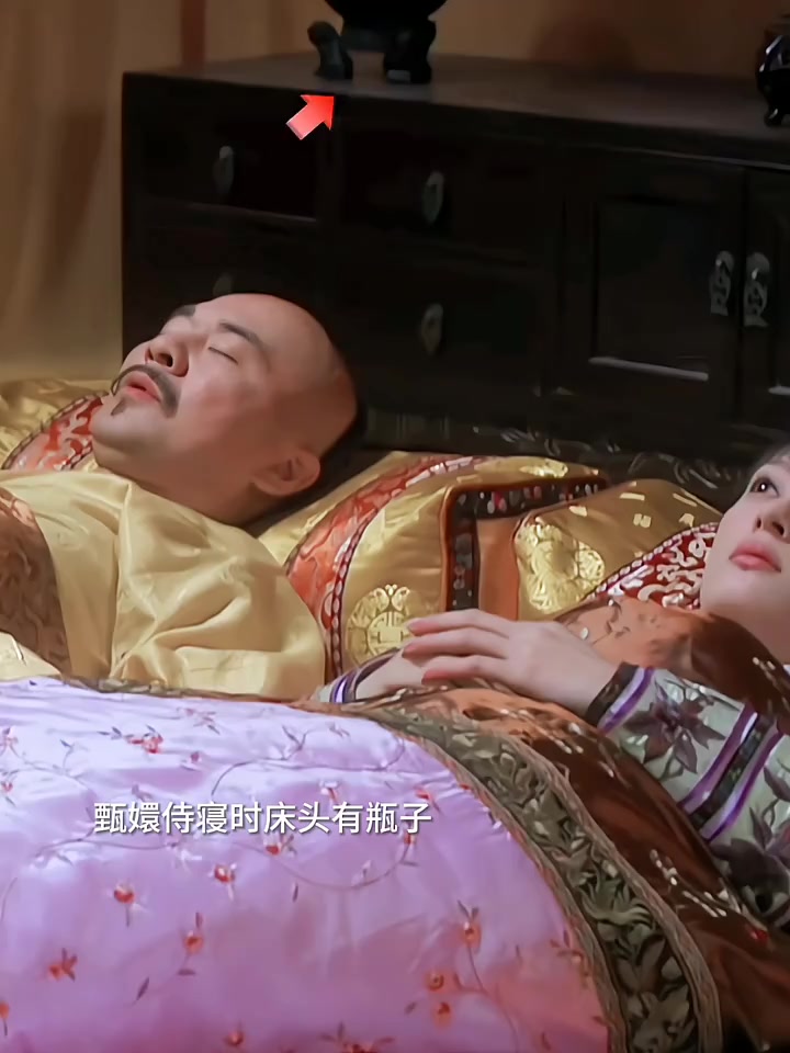 在古代嫔妃侍寝时床上都要放一个瓶子,可安陵容的床上没有,皇上