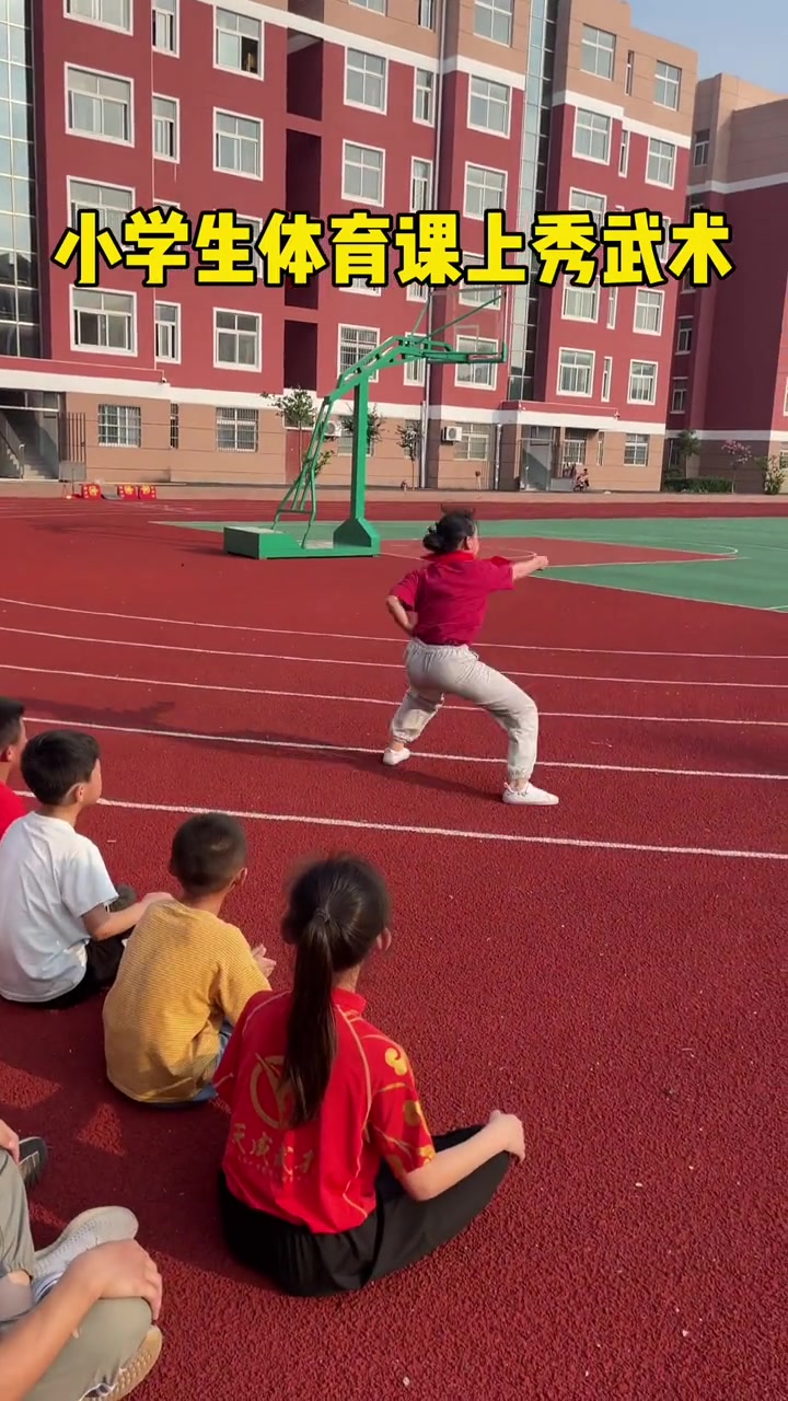 小学生体育课上秀武术震惊全场?动作行云流水太帅了