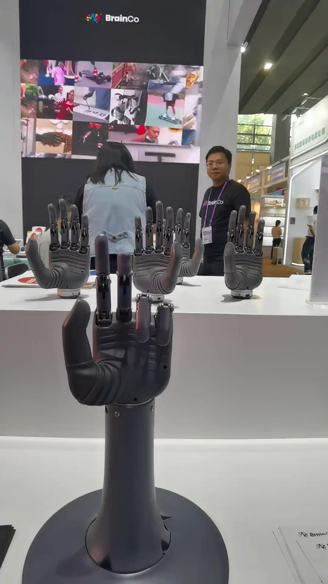 广交会现"黑科技",智能仿生手让手"随心动".