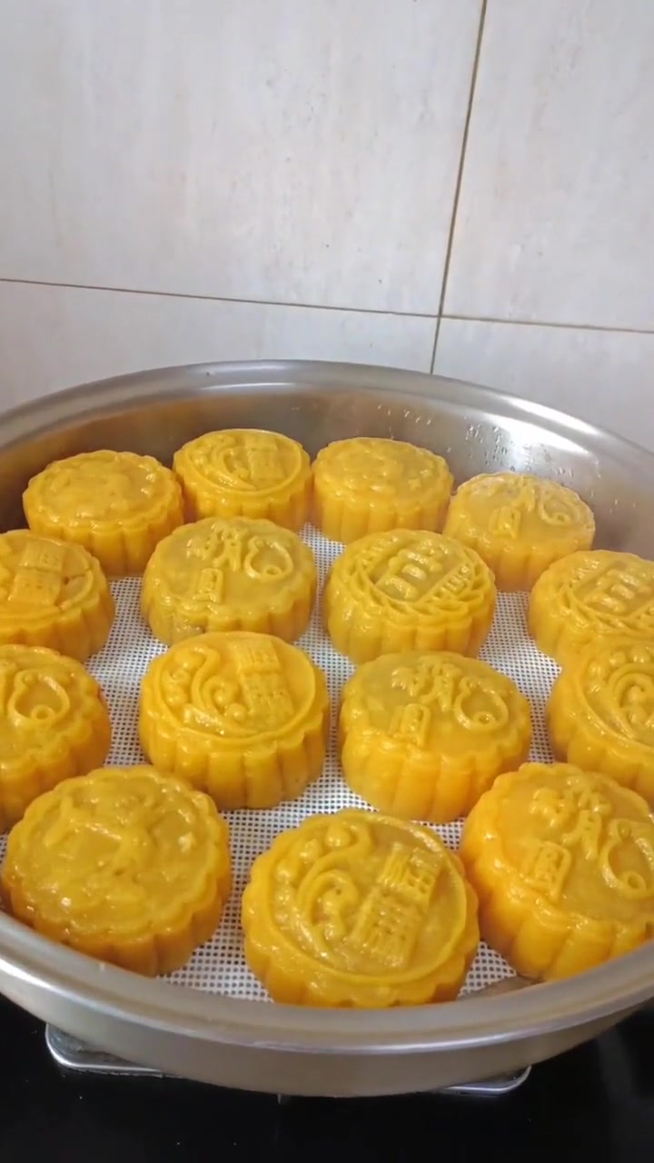 南瓜月饼出锅,软糯香甜,少油少糖