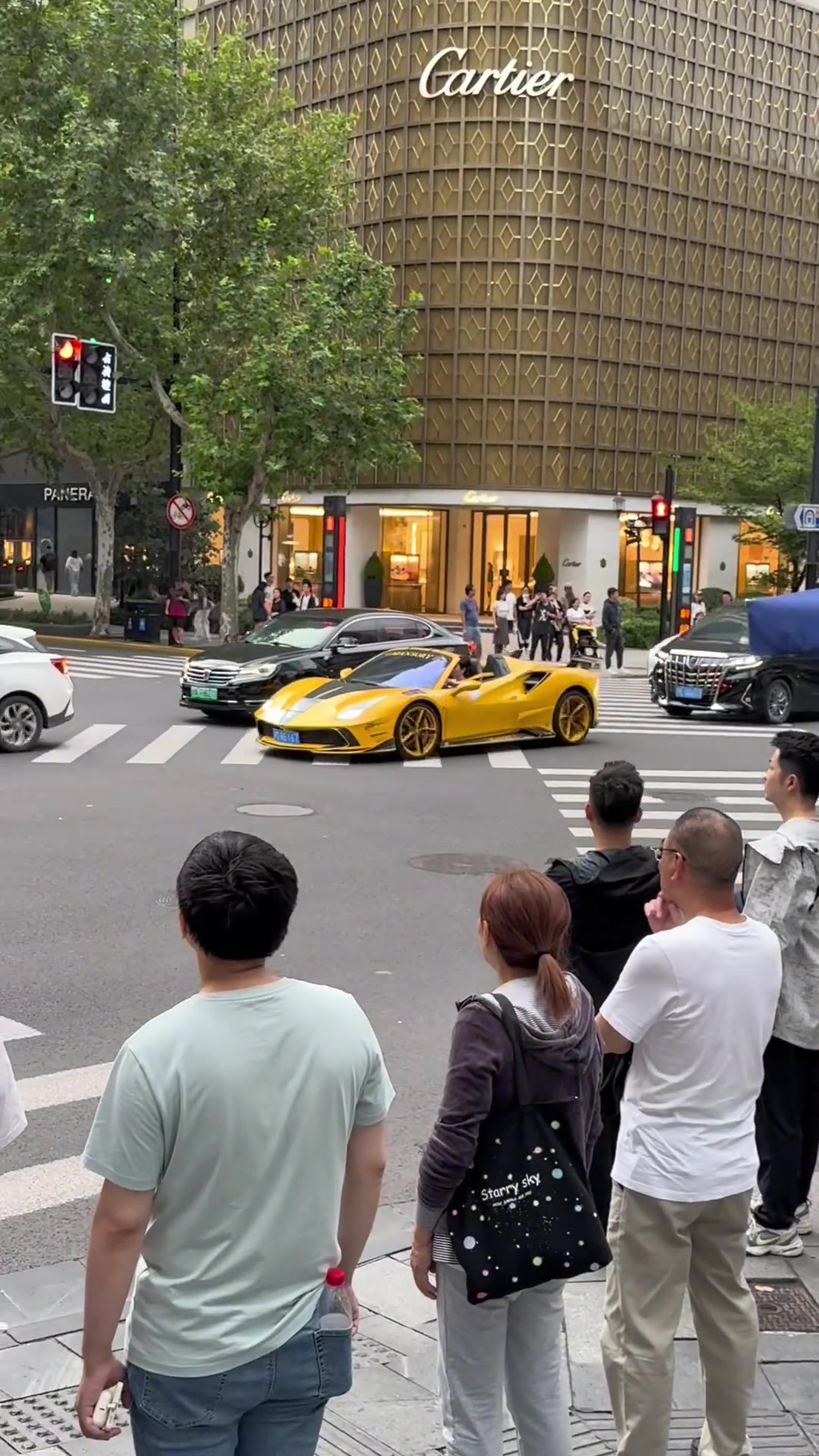 18岁汤臣一品千金大小姐开着迈莎锐套件法拉利488来新天地逛街了