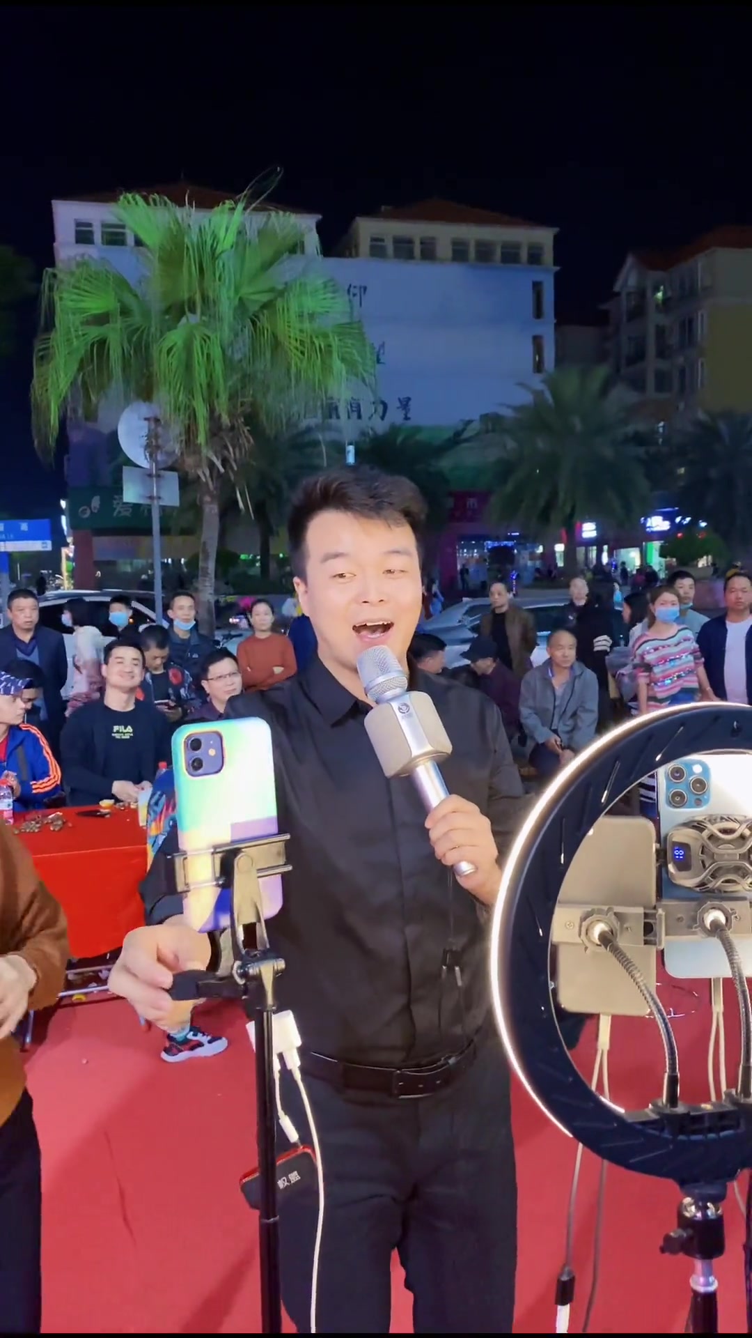 现场观众非常热情,强烈要求唱一首咱老百姓,你们觉得好听吗?