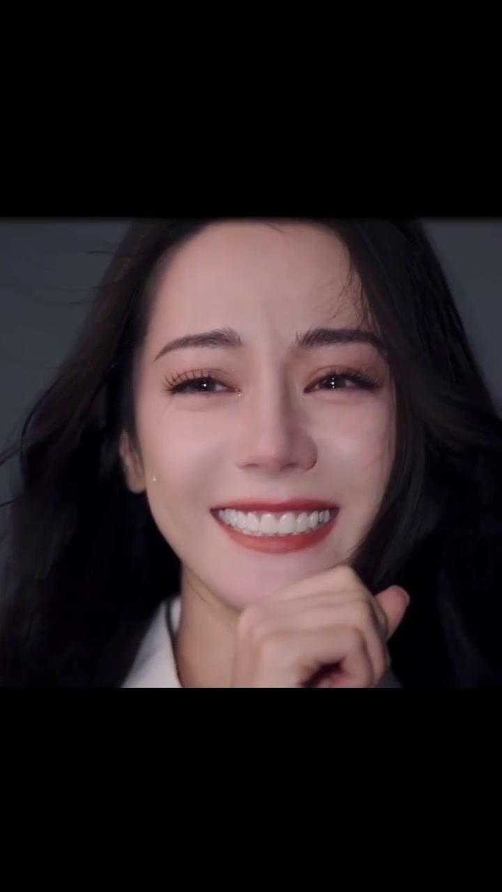 哭着笑的迪丽热巴,可能也是因为还会被黑镜头吧