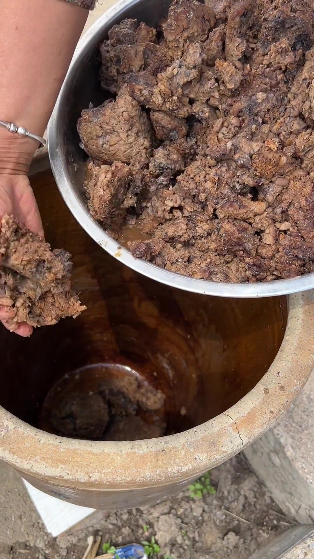 下大酱,十五斤豆的酱块放了九袋大粒盐,再过一个月就能吃自家大酱了下