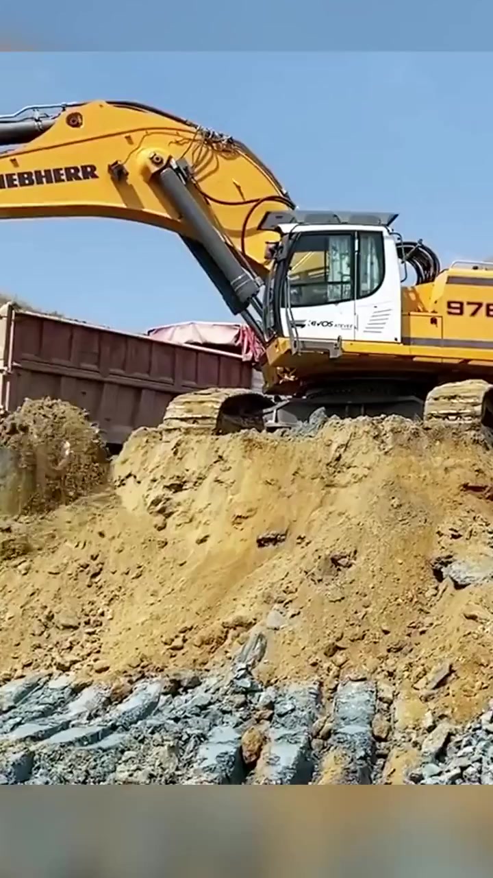 挖掘机挖土视频